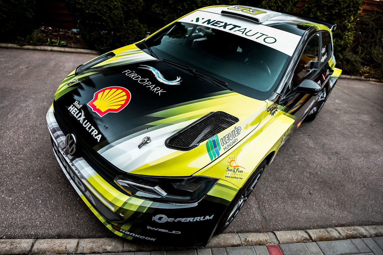 Új designnal és idén is a Shell Helix Ultrával száll harcba a bajnoki címért a Turán Motorsport versenyzőpárosa