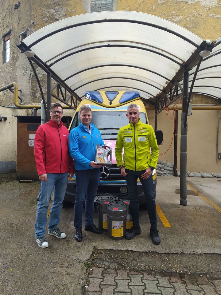 Kenőanyaggal segíti a Peter Cerny Alapítványt Turán Frigyes, ralipilóta és az Orbico Hungary Kft.